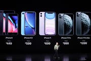 Apples Marketingchef Phil Schiller vor dem neuen iPhone-Portfolio. (Bild: Keystone)