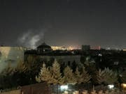 Nach einer Explosion steigt Rauch in den Nachthimmel auf in der Nähe der US-Botschaft in der afghanischen Hauptstadt Kabul. (Bild: KEYSTONE/AP/CARA ANNA)