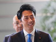 Shinjiro Koizumi, der 38-jährige Sohn des im Volk sehr beliebten ehemaligen japanischen Regierungschefs Junichiro Koizumi ist ab sofort Umweltminister. (Bild: KEYSTONE/AP/KOJI SASAHARA)