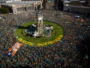 Hunderttausende Menschen sind in Barcelona für die Unabhängigkeit Kataloniens auf die Strasse gegangen. (Bild: KEYSTONE/AP/EMILIO MORENATTI)