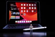 Apples-Manager Greg Joswiaki vor dem neuen iPad. (Bild: EPA)