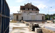 Die nicht mehr benutzte Werkhalle der ehemaligen Edwin Eisenegger GmbH muss der Tankstelle weichen und wurde bereits abgerissen. Im Hintergrund das Wohnhaus, das renoviert wird. (Bilder: Philipp Stutz)