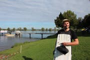 Reto Schäfler mit seinem Wakeboard in Hard, wo sein Verein ist. (Bild: FM1Today/Krisztina Scherrer)