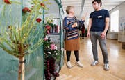 Vroni Straub-Müller, Vorsteherin des Bildungsdepartements und Ausstellungsmacher Philipp Gisler. Bild: Stefan Kaiser (Zug, 11. September 2019)