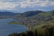 Blick auf das Ägerital und den Ägerisee. (Bild: Stefan Kaiser, Oberägeri, 24. April 2019)
