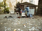 Trug zum Paradigmenwechsel in der Drogenpolitik bei: Die offene Drogenszene am Zürcher Platzspitz, aufgenommen im April 1991. (Bild: KEYSTONE/KARL-HEINZ HUG)