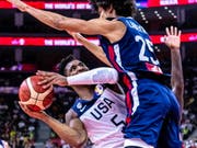 Ein Bild mit Symbolkraft: Die USA (hier Donovan Mitchell/links) mussten gegen Frankreich unten durch (Bild: KEYSTONE/EPA/ALEX PLAVEVSKI)