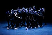 Schüler zeigten im Theater Casino die Tanzaufführung «Cloud» zur Eröffnung des Tanzfestivals. (Bild: Stefan Kaiser, Zug, 11. September 2019)
