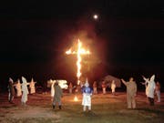 Wie beim rassistischen Ku Klux Klan: Ein 38-jähriger US-Amerikaner hatte 2017 mit einem Komplizen ein Holzkreuz gebaut und angezündet. (Bild: KEYSTONE/AP NY/MICHAEL A CURLETT)