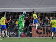 Perus Luis Abram (Bildmitte) trifft per Kopfball zum Siegtor gegen Brasilien (Bild: KEYSTONE/AP/MARCIO JOSE SANCHEZ)