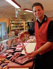Stets fröhlich und kompetent bedient Thomas Näf seine Kundschaft mit Fleischspezialitäten. (Bild: Fränzi Göggel)