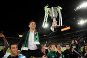 Die St.Galler lassen sich mit Trainer Uli Forte nach dem Spiel feiern. (Bild: Urs Bucher)