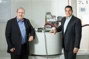 Die Firmengründer Frank Ziemer (links) und Robert Chodelka können alle vier Tage einen Diamanten aus jeder Presse holen. (Bild: Chris Iseli)