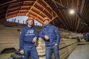 Trainer Christian Wohlwend (l.) und Sportchef Raeto Raffainer haben die Strukturen beim HCD umgebaut. (Bild: Sven Thomann/Freshfocus)