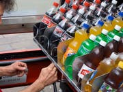 Steuern auf zuckerhaltigen Lebensmitteln wie Süssgetränken werden gemäss einer Umfrage von drei Vierteln der Stimmberechtigten abgelehnt. (Archibild) (Bild: KEYSTONE/GAETAN BALLY)