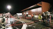Bereits beim Brand einer Lagerhalle der Wiederkehr AG in Bünzen im Jahr 2006 arbeiteten die Feuerwehren zusammen. (Bild: Alois Felber)