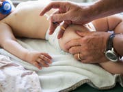 Der Nationalrat tastet die freie Arztwahl vorerst nicht an. Die Krankenkassen sollen aber trotzdem mehr Macht über Ärztinnen und Ärzte bekommen. (Bild: KEYSTONE/CHRISTIAN BEUTLER)