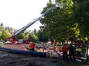 Die Berufsfeuerwehr stand am Mittwochmorgen mit einer Drehleiter auf der Kreuzbleiche. Thema der Übung war, wie Personen aus eingestürzten Baugruben gerettet werden. (Bild: Johannes Wey - 11. September 2019)