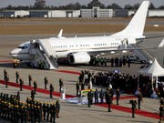 Der Leichnam des langjährigen simbabwischen Präsidenten Robert Mugabe nach Simbabwe überführt worden. Eine Maschine mit dem Sarg landete auf dem Flughafen der Hauptstadt Harare. (Bild: KEYSTONE/AP/THEMBA HADEBE)
