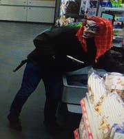 Im März 2016 überfällt der Angeklagte den Volg Bettwiesen mit einer Hexenmaske und einer täuschend echten Pistolenattrappe. (Bild: ZVG)