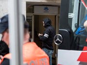 Der 53-jährige Schweizer, der 2017 mit einer Kettensäge die Schaffhauser Filiale der CSS-Versicherung stürmte, wird mit einer stationären Massnahme bestraft. Vor dem Schaffhauser Kantonsgericht gab er an, dass er sich gegen negative «Geistkräfte» habe wehren wollen. (Bild: KEYSTONE/ENNIO LEANZA)