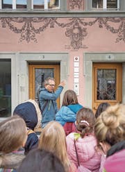 Mathias Steinmann bei einer Führung zum Thema Fassadenmalerei mit einer Schulklasse in der Luzerner Altstadt. (Bild: Pius Amrein, Luzern, 10.9.2019)
