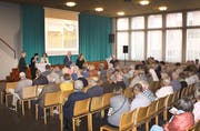 Voller Saal im Andreaszentrum: Gossauerinnen und Gossauer stellen Fragen zu den beiden veralteten Altersheimen Espel und Schwalbe. Sie sollen zusammengelegt werden. (Bild: mem)