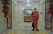 Leben wie ein König: Die prunkvolle Altersresidenz «Palace» in Miami erfüllt einigen Wohlbetuchten diesen Traum. (Bild: First Hand Films)
