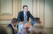 SVP-Kantonsrat Pascal Schmid spricht über seinen Vorstoss. (Bild: Andrea Stalder)