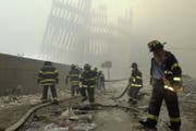 Noch Monate nach dem Einsturz brannten die Trümmer in New York. (Bild: AP)