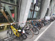 Absperrband bei den Veloparkplätzen am Bahnhof (Bild: Simon Mathis, 11. September 2019)