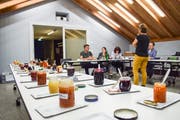 Die Jurymitglieder diskutieren über die 31 eingereichten Konfis. (Bilder: Samuel Koch)