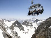 Der Ständerat will für die Förderung des Tourismus mehr Geld bereitstellen als der Nationalrat und der Bundesrat. Im Bild Sommertouristen auf dem Titlis. (Bild: KEYSTONE/ALEXANDRA WEY)