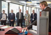 Bundesrat Guy Parmelin (dritter von links) und der Luzerner SVP-Nationalrat Franz Grüter (zweiter von links) liessen sich durch das Siga-Gebäude in Schachen führen. (Bild: Dominik Wunderli)