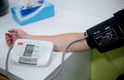 Eine Patientin lässt sich den Blutdruck messen. (Bild: Corinne Glanzmann, 27. August 2019)