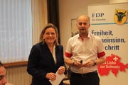 Ruedi Cathry,Präsident der FDP Uri, durfte am Parteitag CVP-Ständeratskandidatin Heidi Z'graggen begrüssen. (Bild: Markus Zwyssig, Altdorf, 12. September 2019)