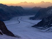 Wo noch majestätische Eismassen liegen, könnte Ende des Jahrhunderts nur noch die Felsrinne sichtbar sein: Eine Simulation zeigt, dass vom Aletschgletscher bei ungebremstem Klimawandel kaum etwas übrig bleibt. (Bild: KEYSTONE/ANTHONY ANEX)
