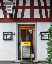 Derzeit weist ein Schild vor dem «Landhaus» potenzielle Gäste ab. (Bild: Roman Scherrer)