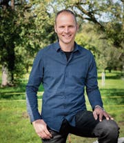 Gewiss kein typischer Bauer: Stefan Rusch auf seinem Hof in Lenggenwil. Bild: Urs Bucher