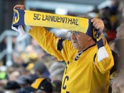 Der SC Langenthal (im Bild ein Fan) fordert in den Achtelfinals des Schweizer Cups den SC Bern (Bild: KEYSTONE/MARCEL BIERI)
