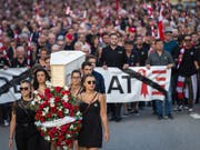 Moutiers Separatisten zogen Ende August nach dem Urteil des bernischen Verwaltungsgerichts in einem «Trauerzug» durch das Städtchen. (Bild: KEYSTONE/JEAN-CHRISTOPHE BOTT)