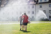 Strategien gegen den Klimawandel: Kurzfristig half im Hitzesommer 2019 die Abkühlung durch die Rasensprenger auf dem Klosterplatz. Längerfristig braucht es sicher griffigere Massnahmen gegen die Erwärmung der Erde. (Bild: Adriana Ortiz Cardozo - 24. Juli 2019)