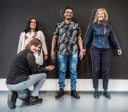 Tea Hatadi, Diana Becerra Guzmán, Esneider Gamboa Burbano, Mirjam Wanner von der Künstlergruppe Cosmos (v.l.) vor der leeren Wandtafel. Bild: Andrea Stalder