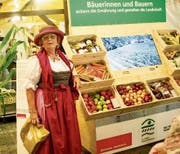 Die Dame im exklusiven Dirndl interessiert sich für frisches Obst und Gemüse. Bild: Heidy Beyeler