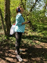 Sylvia Jaimes nimmt Vogelstimmen im Seebachtal auf, Kanton Thurgau im Mai 2019. (Bild: Mirjam Wanner)