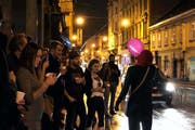 Performance von Esneider Gamboa Burbano in der Greta Gallery in Zagreb, 2017. (Bild: Jurana Hraste)