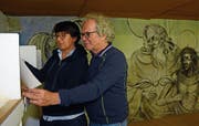 Margrit Gmünder und Guido Koller beim Sichten der zahlreichen Ausstellungsstücke im Freskenraum. Bild: Karin Erni