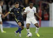 Der Luzerner Kosovo-Mittelfeldspieler Idriz Voca (links) gegen den pfeilschnellen Engländer Raheem Sterling am vergangenen Dienstag in Southampton. (Bild: Matt Dunham/AP Photo, 10. September 2019)