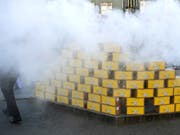 Rauch qualmt über den Unterschriftenkisten bei der Einreichung der Initiative «Ja zum Schutz der Kinder und Jugendlichen vor Tabakwerbung» in Bern. (Bild: Keystone/PETER SCHNEIDER)