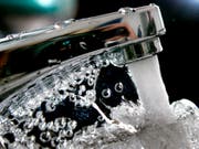 Kantonschemiker bescheinigen dem Trinkwasser in der Schweiz eine gute Qualität (Bild: KEYSTONE/AP/MICHAEL PROBST)